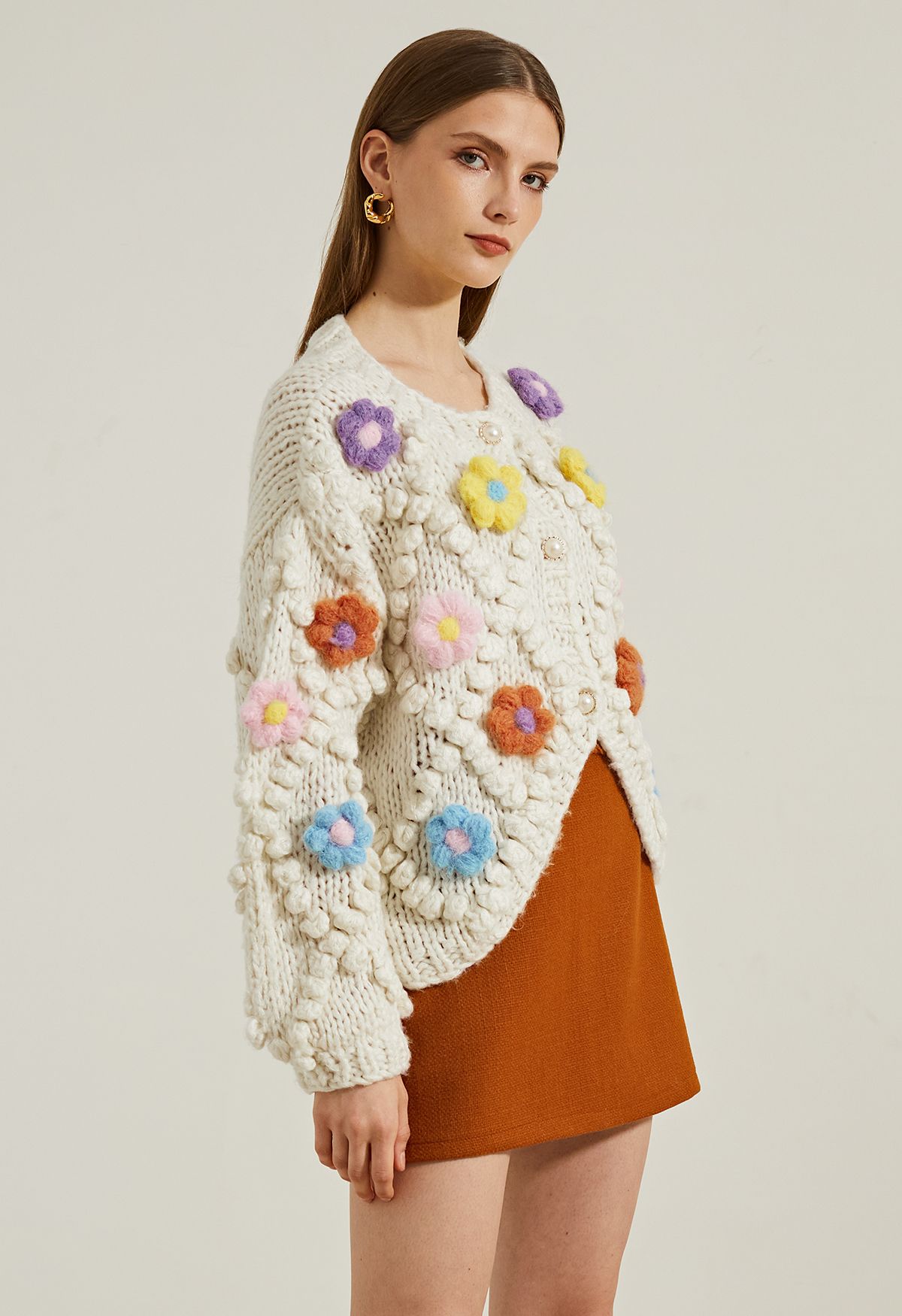 Cardigan in maglia con pompon floreale abbottonato