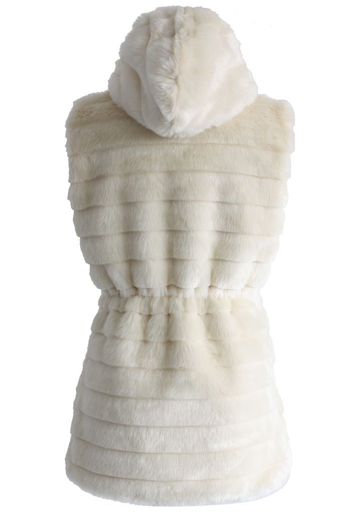 Gilet trapuntato con cappuccio in pelliccia sintetica Chicwish color crema