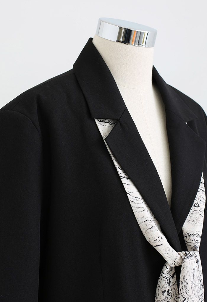 Blazer button down con sciarpa in chiffon con stampa marmorizzata in nero