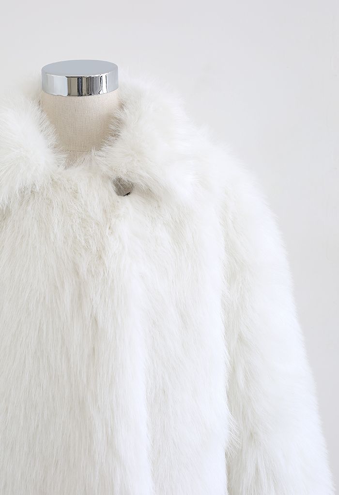 Soffice cappotto corto bianco con colletto in pelliccia sintetica