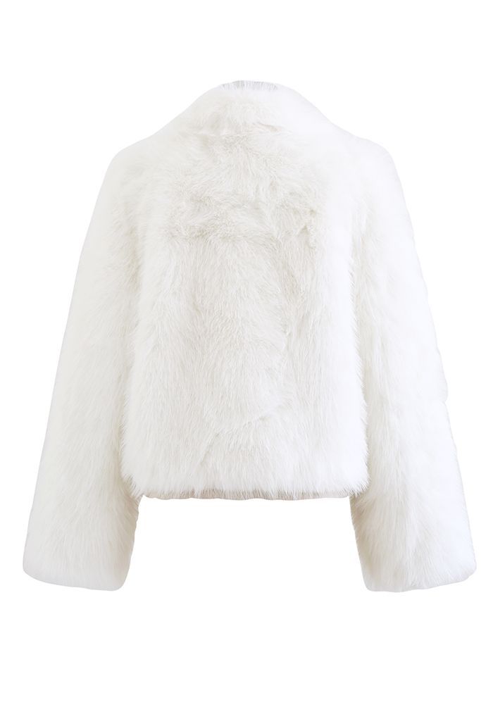 Soffice cappotto corto bianco con colletto in pelliccia sintetica