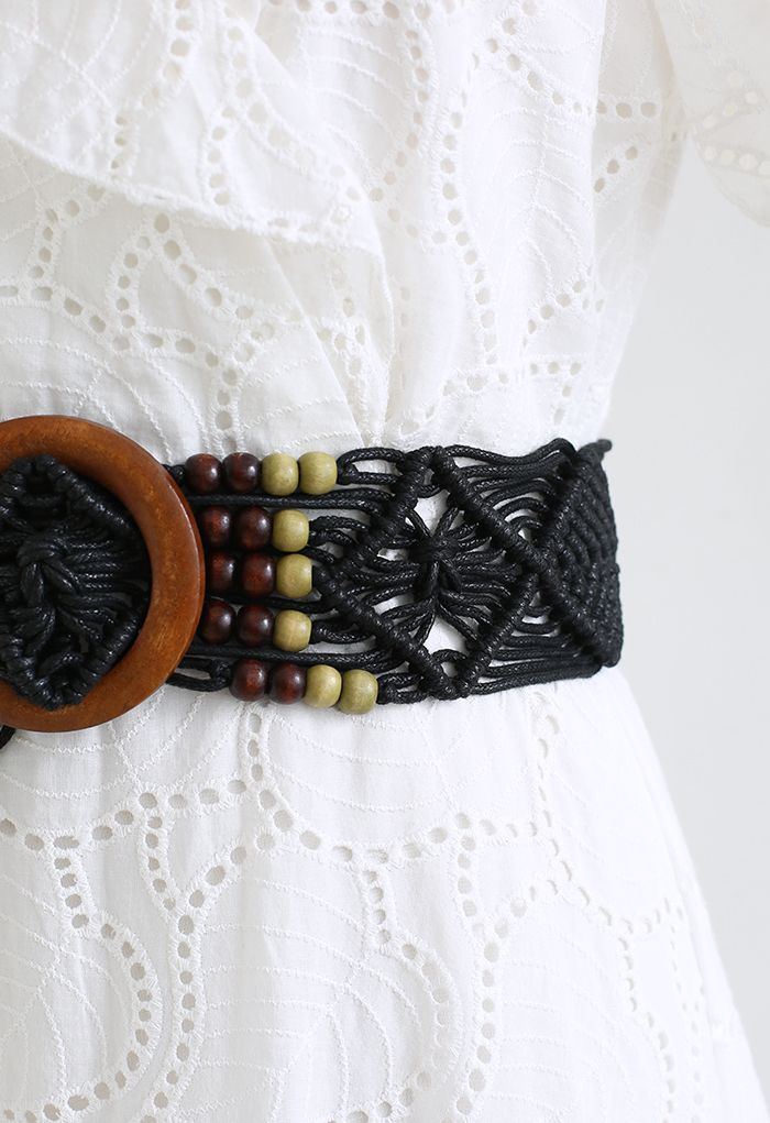 Cintura intrecciata con fibbia in legno decorata con perline in nero