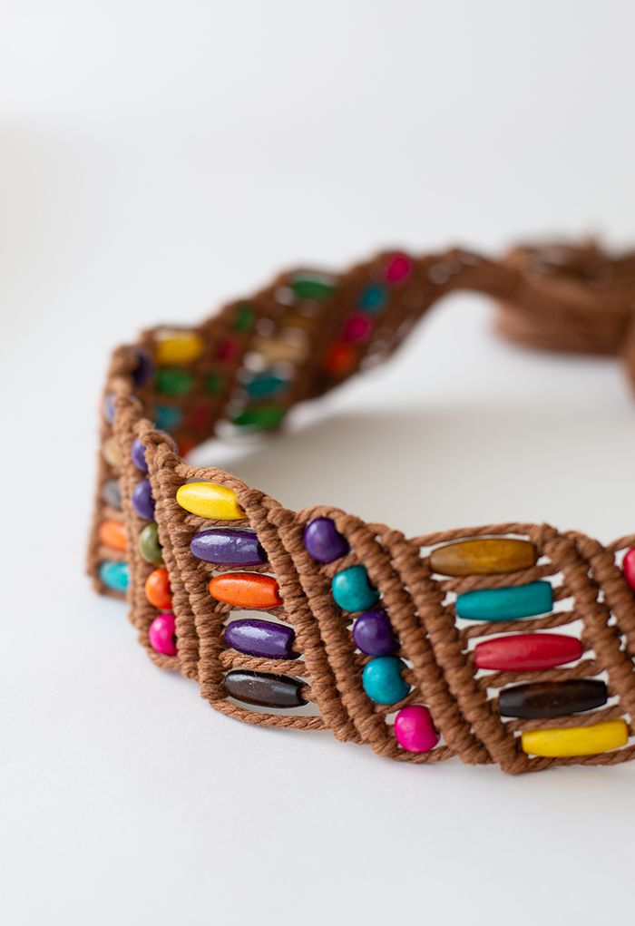 Cintura intrecciata con perline di legno colorate in marrone