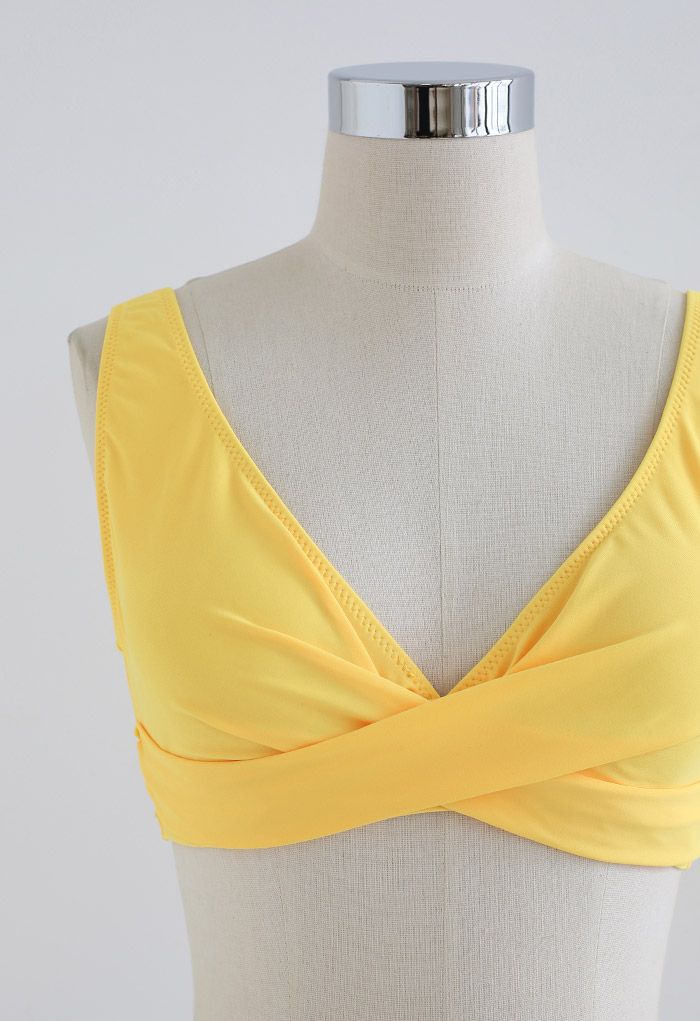 Set bikini con lacci incrociati sul davanti in giallo