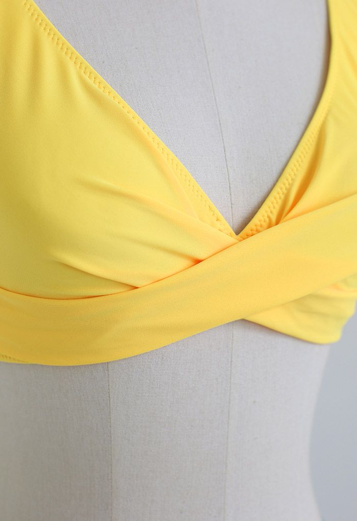 Set bikini con lacci incrociati sul davanti in giallo