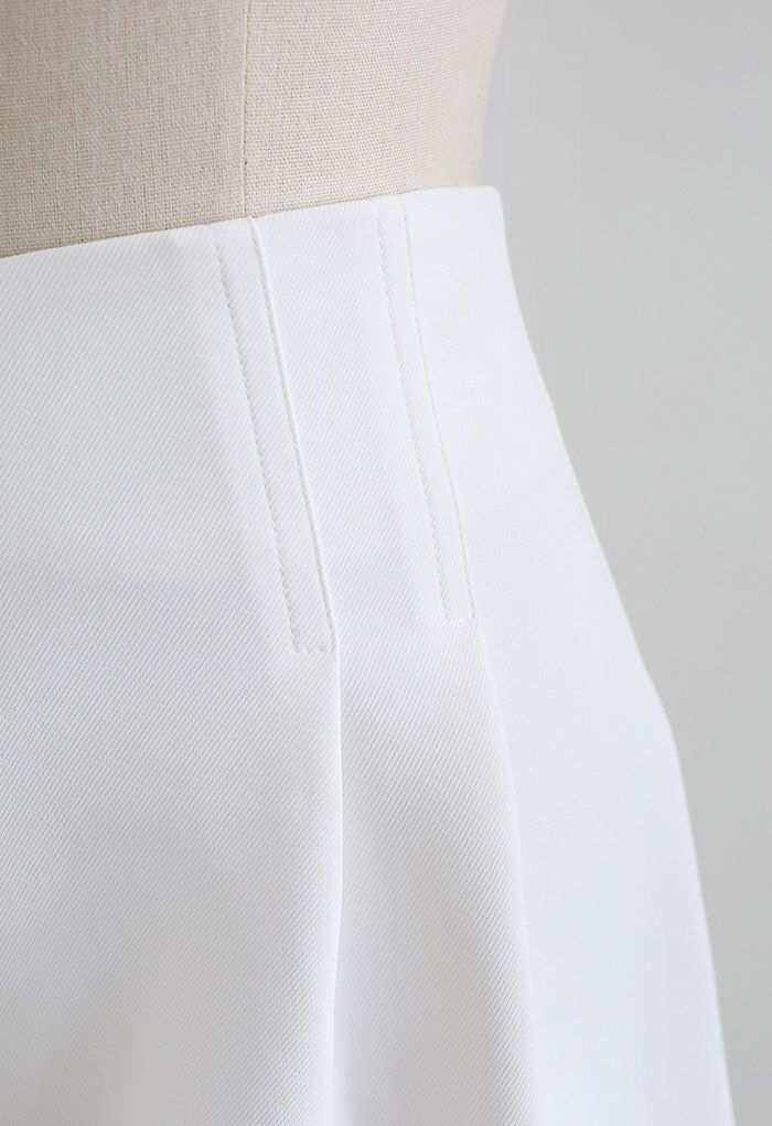 Pantaloncini a pieghe in vita con cuciture in bianco