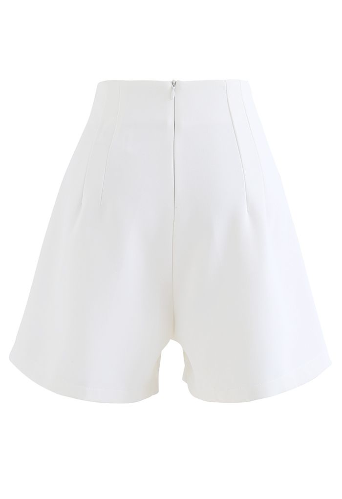 Pantaloncini a pieghe in vita con cuciture in bianco