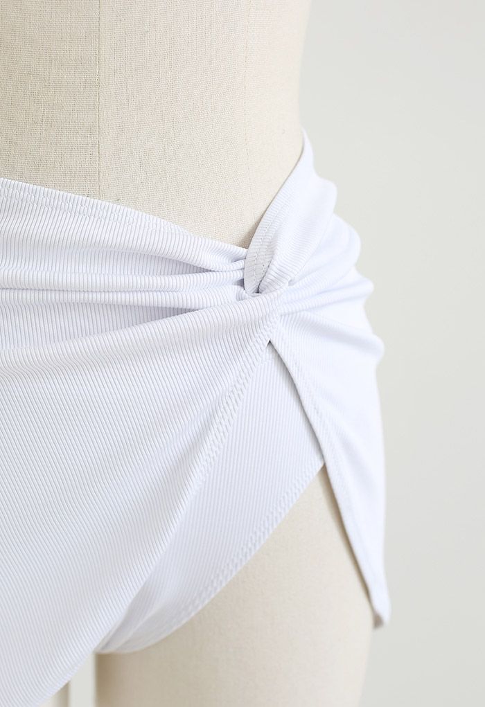 Completo bikini bianco tinta unita con sarong