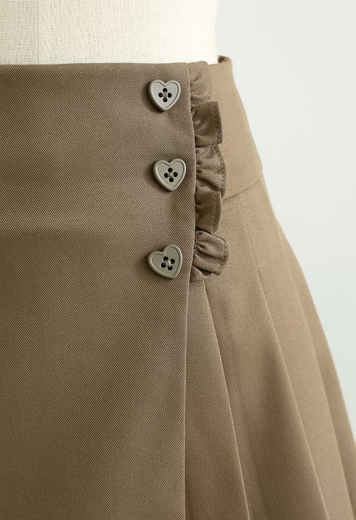 Minigonna plissettata con bottoni a forma di cuore in marrone