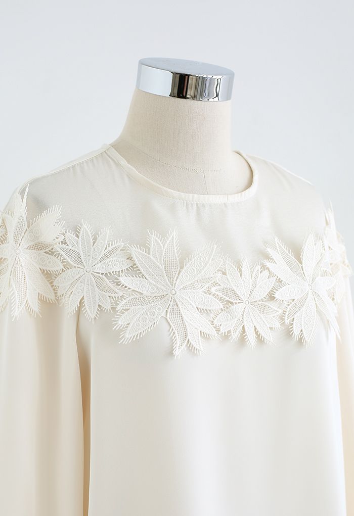 Camicia in raso con cuciture a fiori all'uncinetto color crema