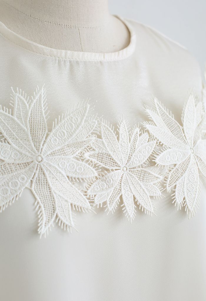Camicia in raso con cuciture a fiori all'uncinetto color crema