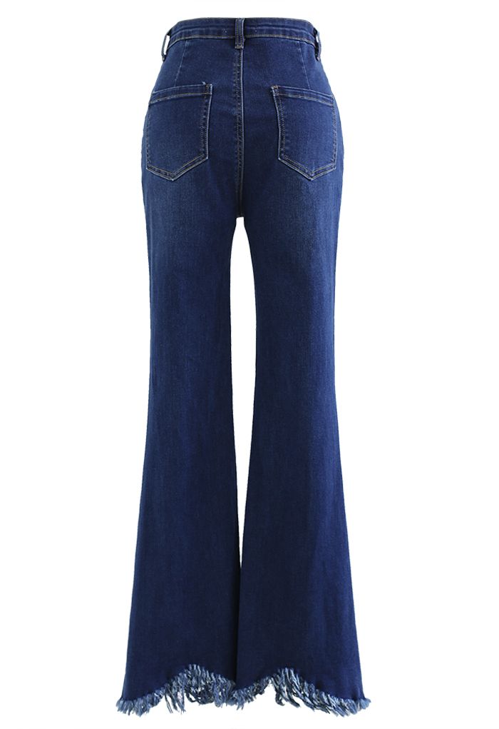 Jeans svasati con tasca classica con orlo a nappa in blu navy