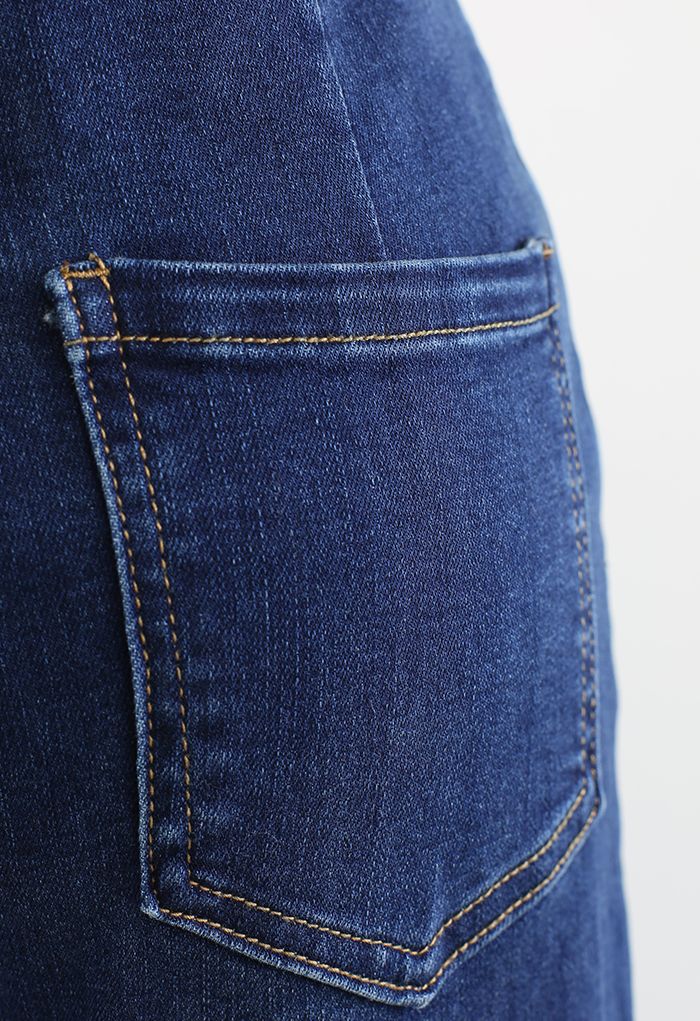 Jeans svasati con tasca classica con orlo a nappa in blu navy