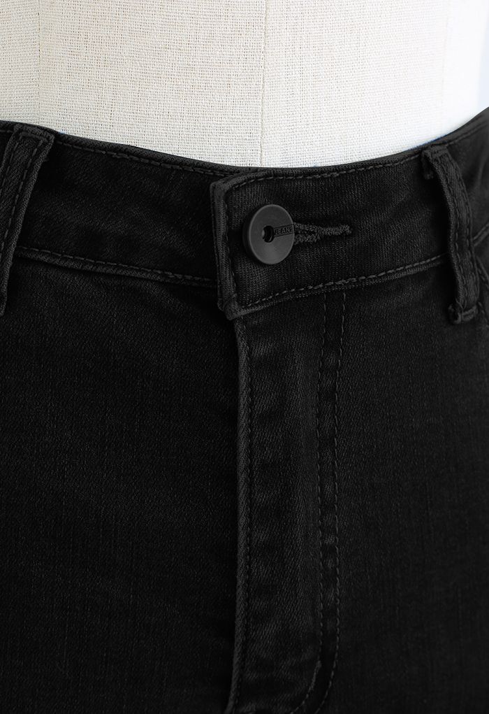 Jeans svasati con tasca classica con orlo nappa in nero