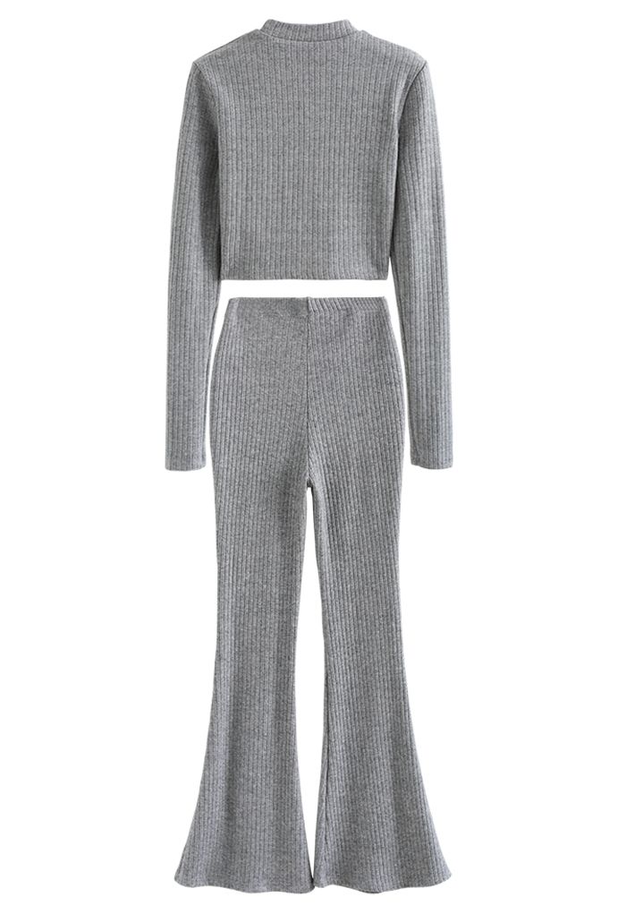 Top corto alla moda e pantaloni svasati in grigio