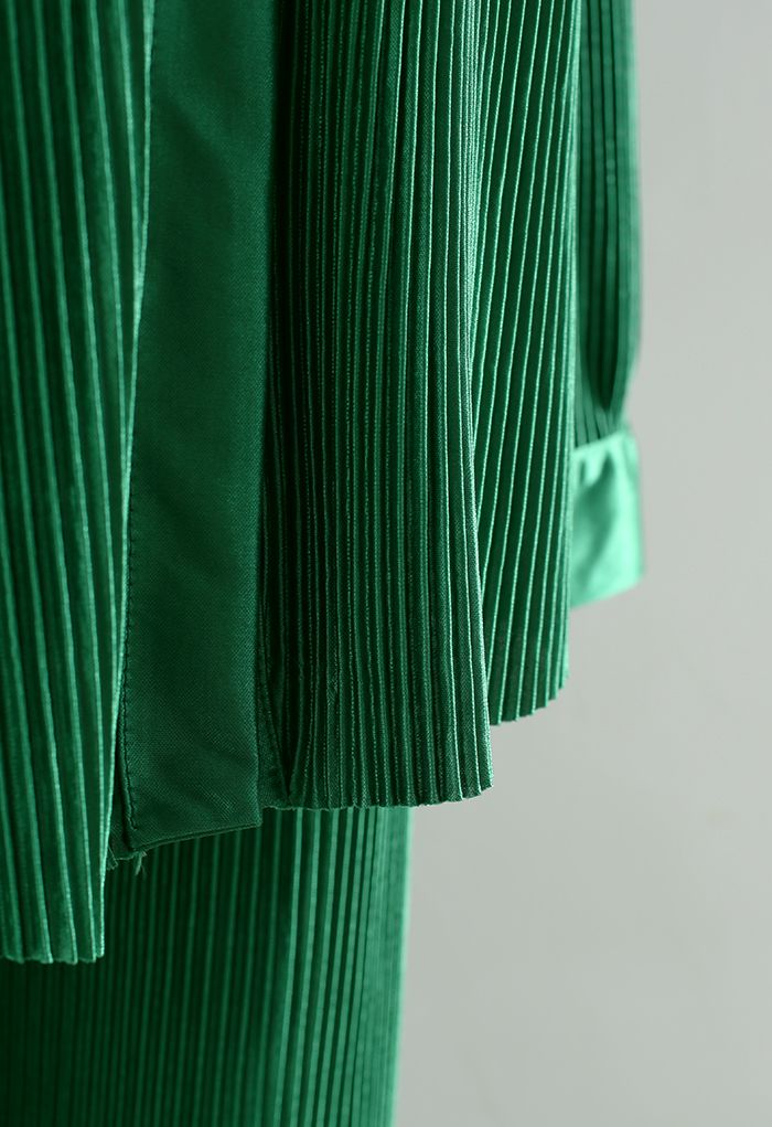 Completo plissettato con camicia e pantaloni in verde smeraldo