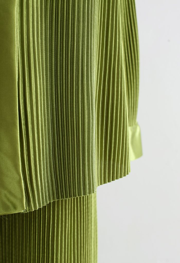 Completo di camicia e pantaloni plissettati plissettati in verde muschio