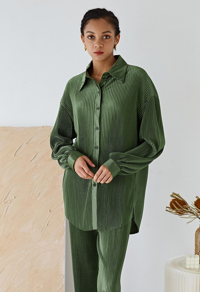 Completo di camicia e pantaloni plissettati in verde militare