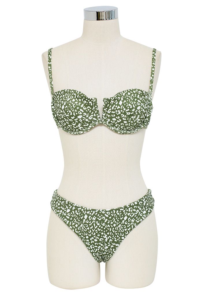 Completo bikini con stampa leopardata e pareo verde muschio