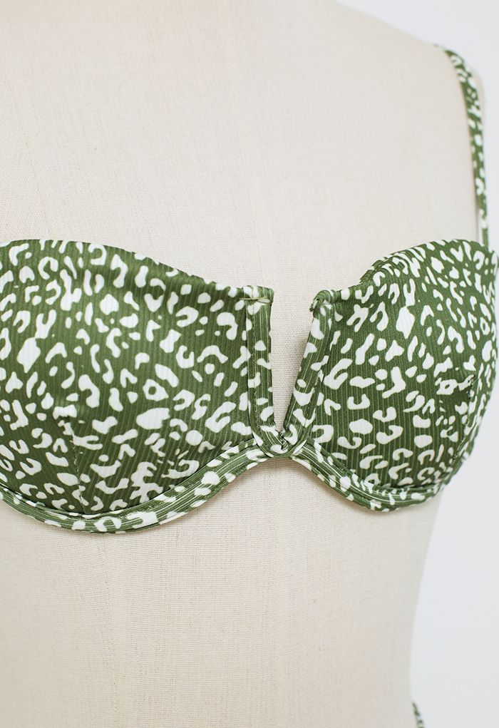 Completo bikini con stampa leopardata e pareo verde muschio