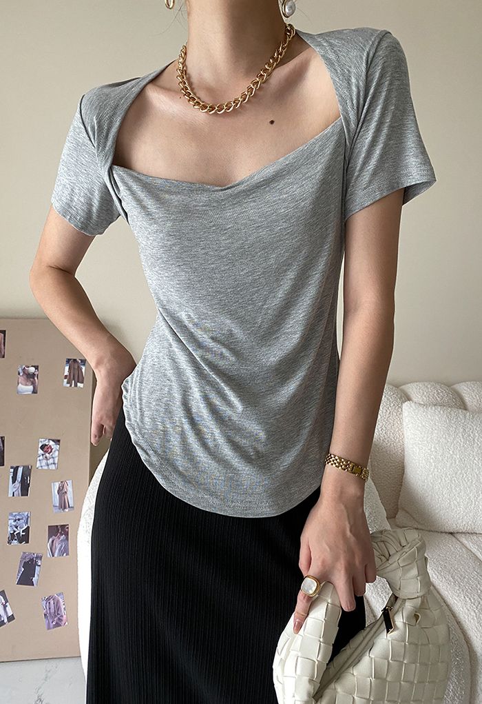 T-shirt a maniche corte con collo a cuore in grigio