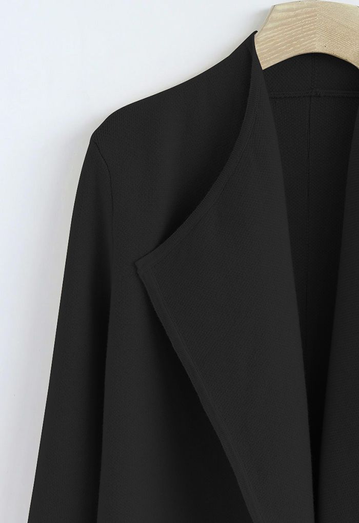 Elegante cappotto in maglia aperto sul davanti in nero