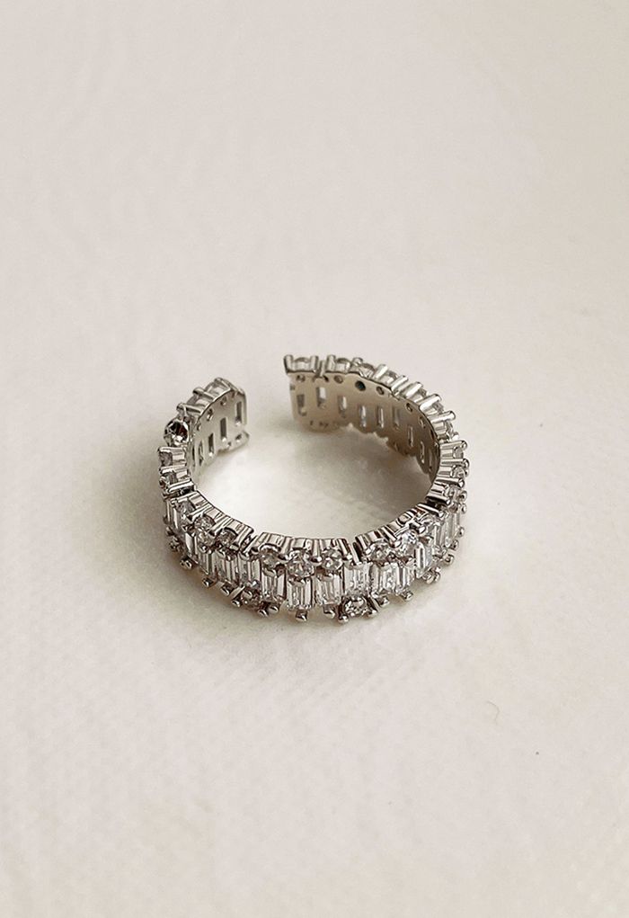 Squisito anello aperto con rifiniture in zirconi