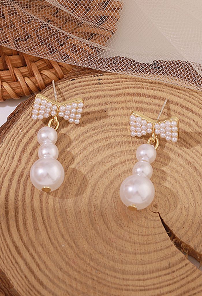 Orecchini pendenti con perle a forma di fiocco