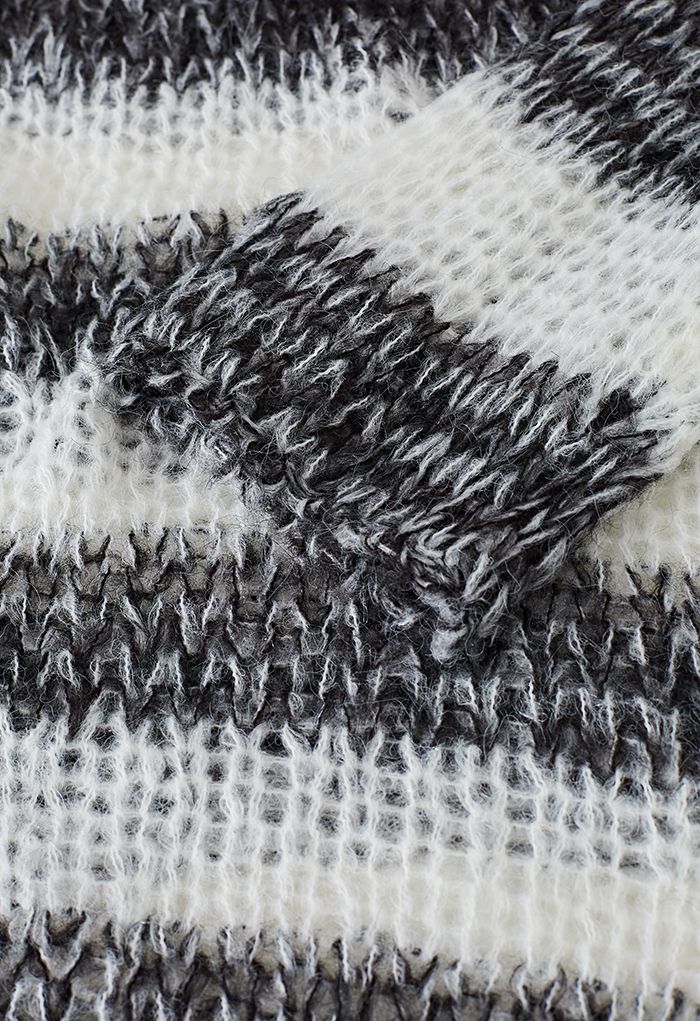 Maglione oversize a righe in maglia fuzzy in nero