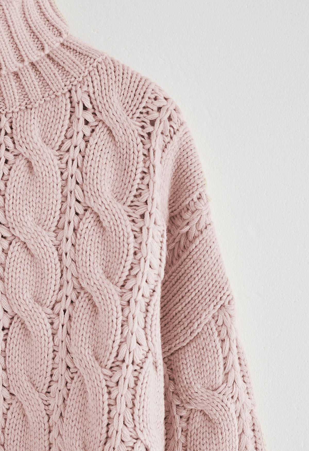 Maglione corto in maglia intrecciata a collo alto rosa