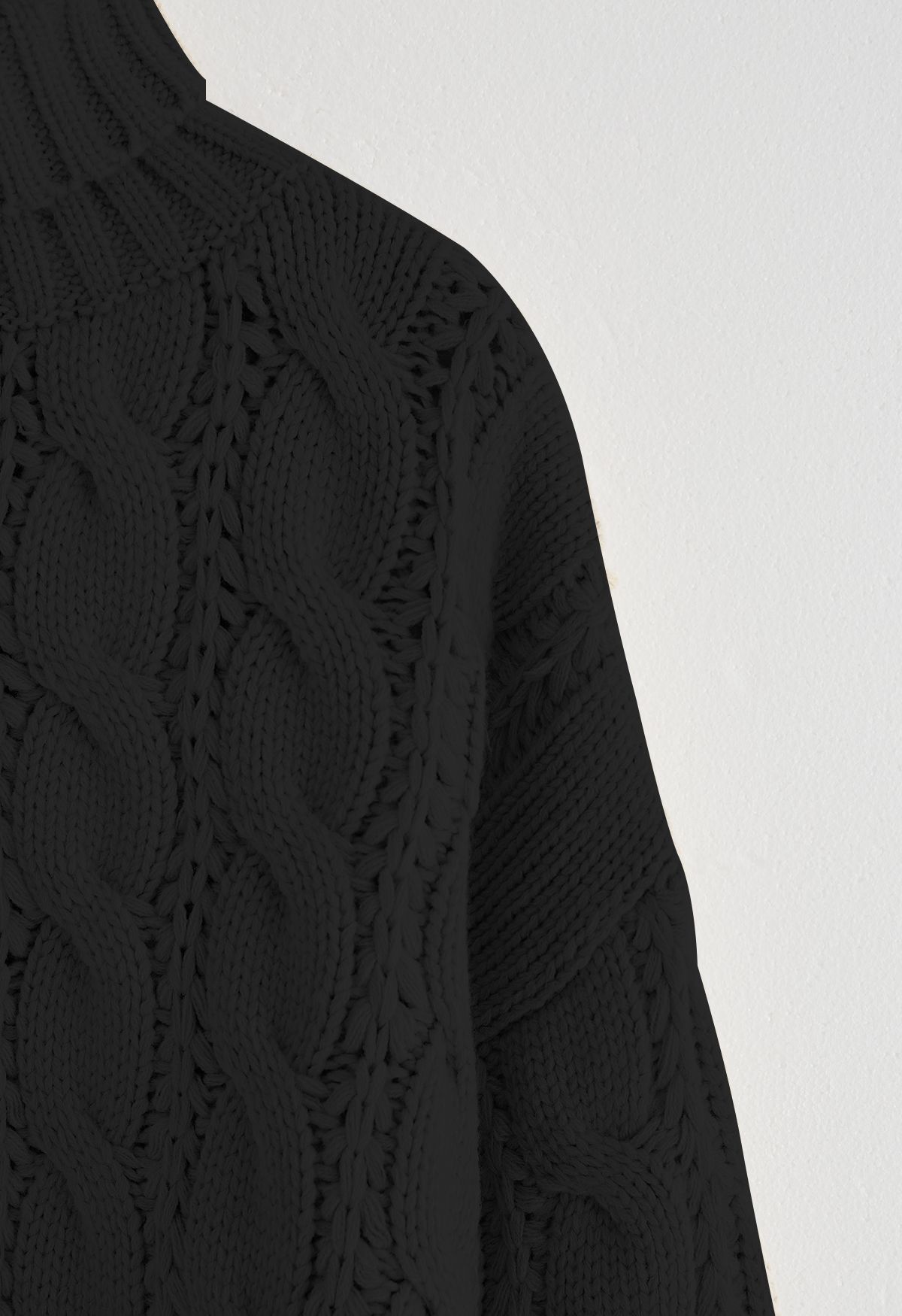 Maglione corto in maglia intrecciata a collo alto di colore nero