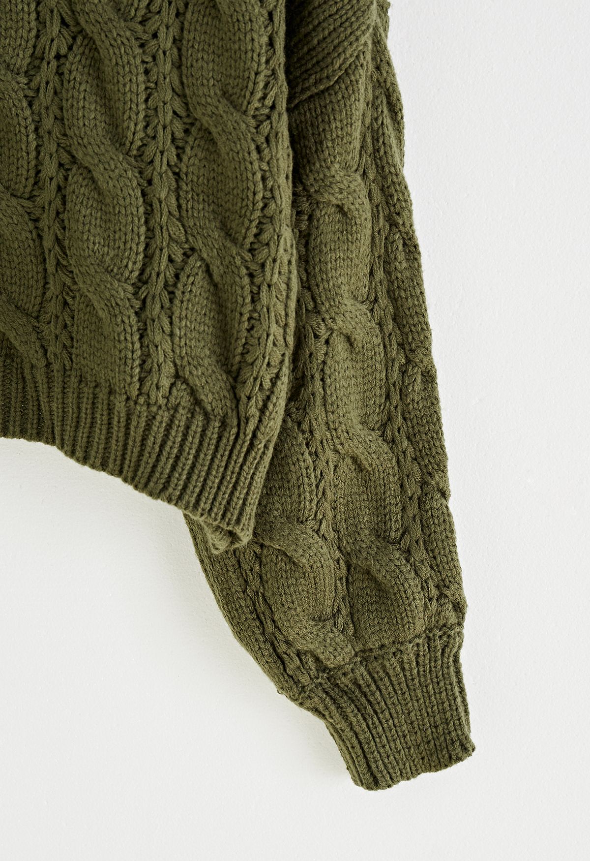 Maglione corto in maglia intrecciata a collo alto in verde militare