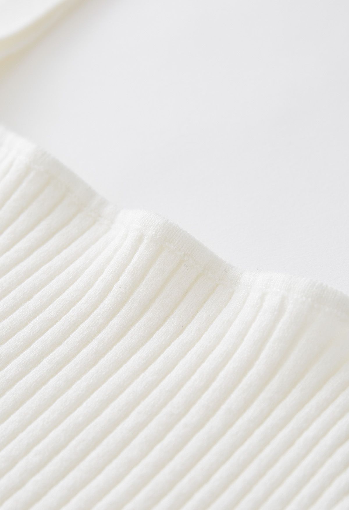 Top corto in maglia a costine ultra morbido in bianco