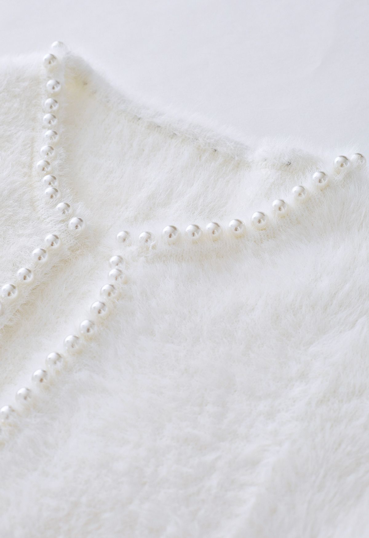 Cardigan in maglia fuzzy perlato aperto sul davanti in bianco