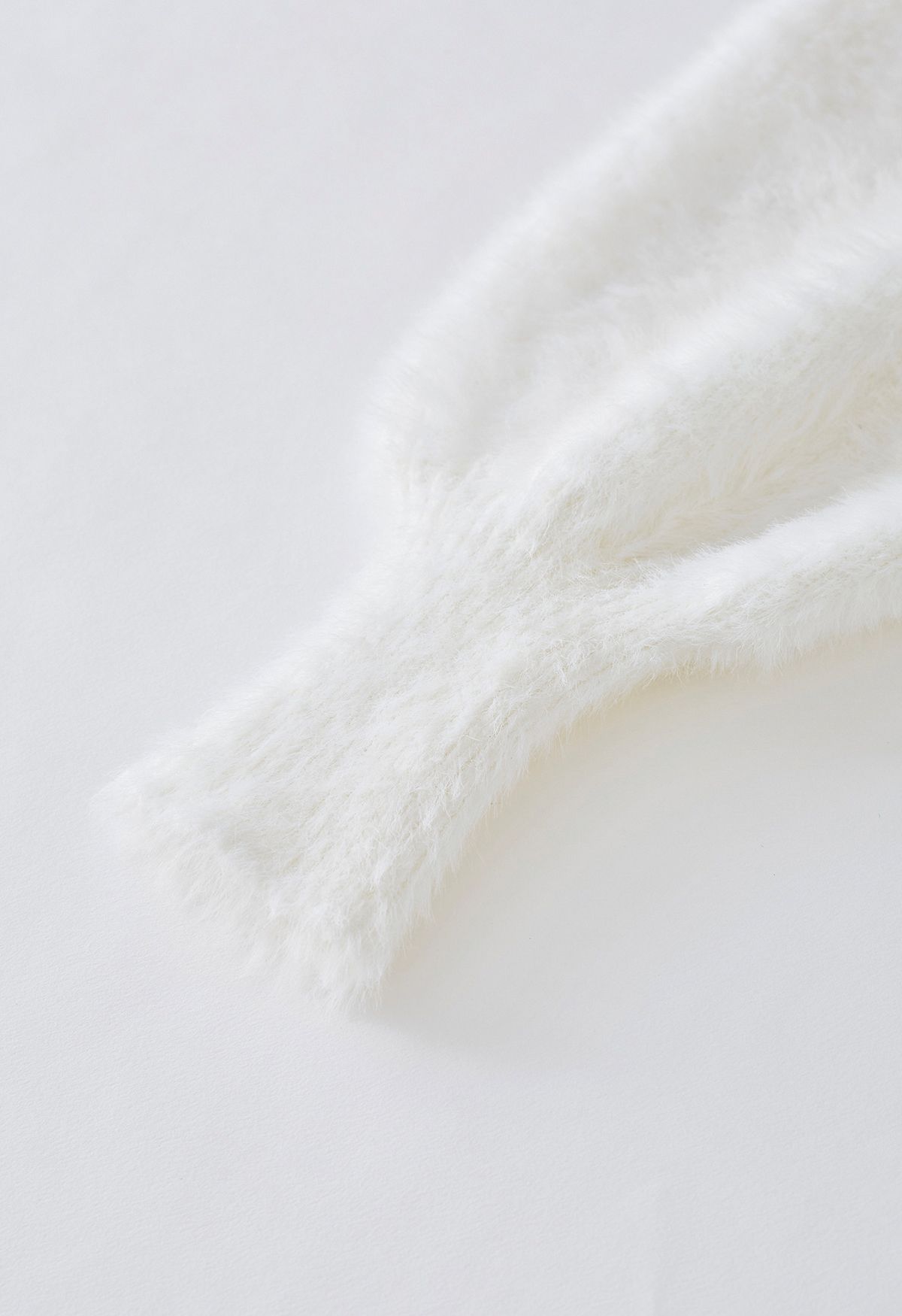 Cardigan in maglia fuzzy perlato aperto sul davanti in bianco