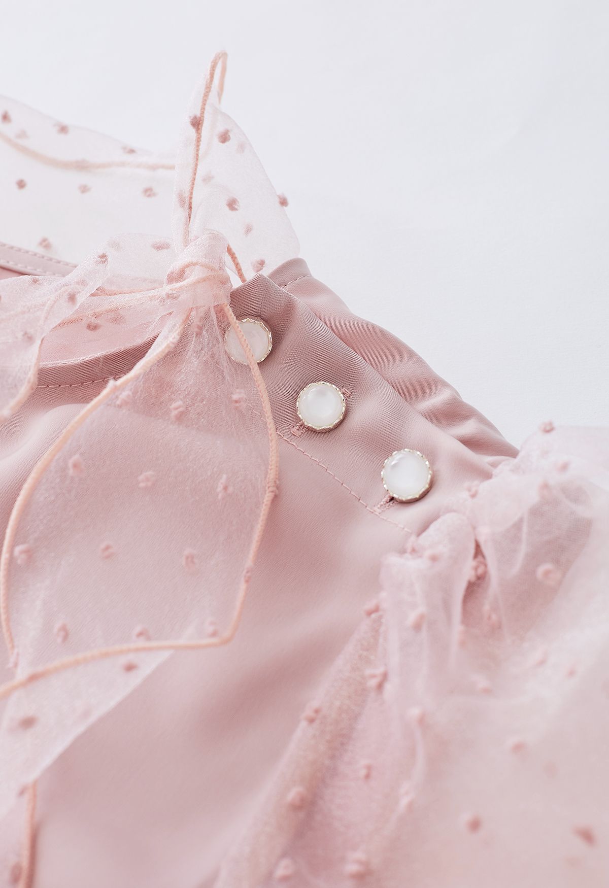 Camicia in raso con fiocco in organza a pois con maniche a bolle in rosa