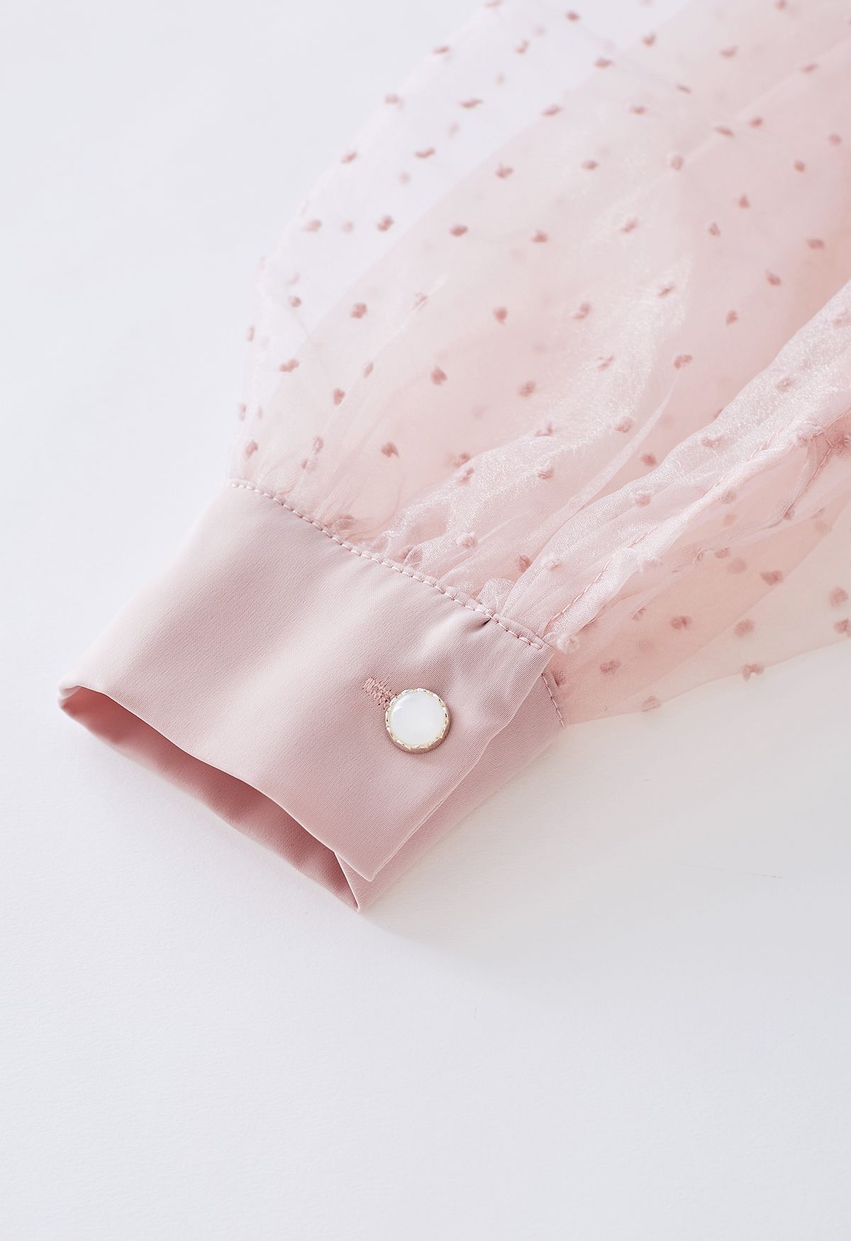 Camicia in raso con fiocco in organza a pois con maniche a bolle in rosa