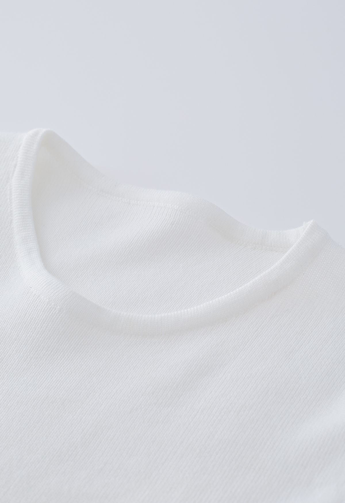 Top corto in maglia con fiocco da annodare in bianco