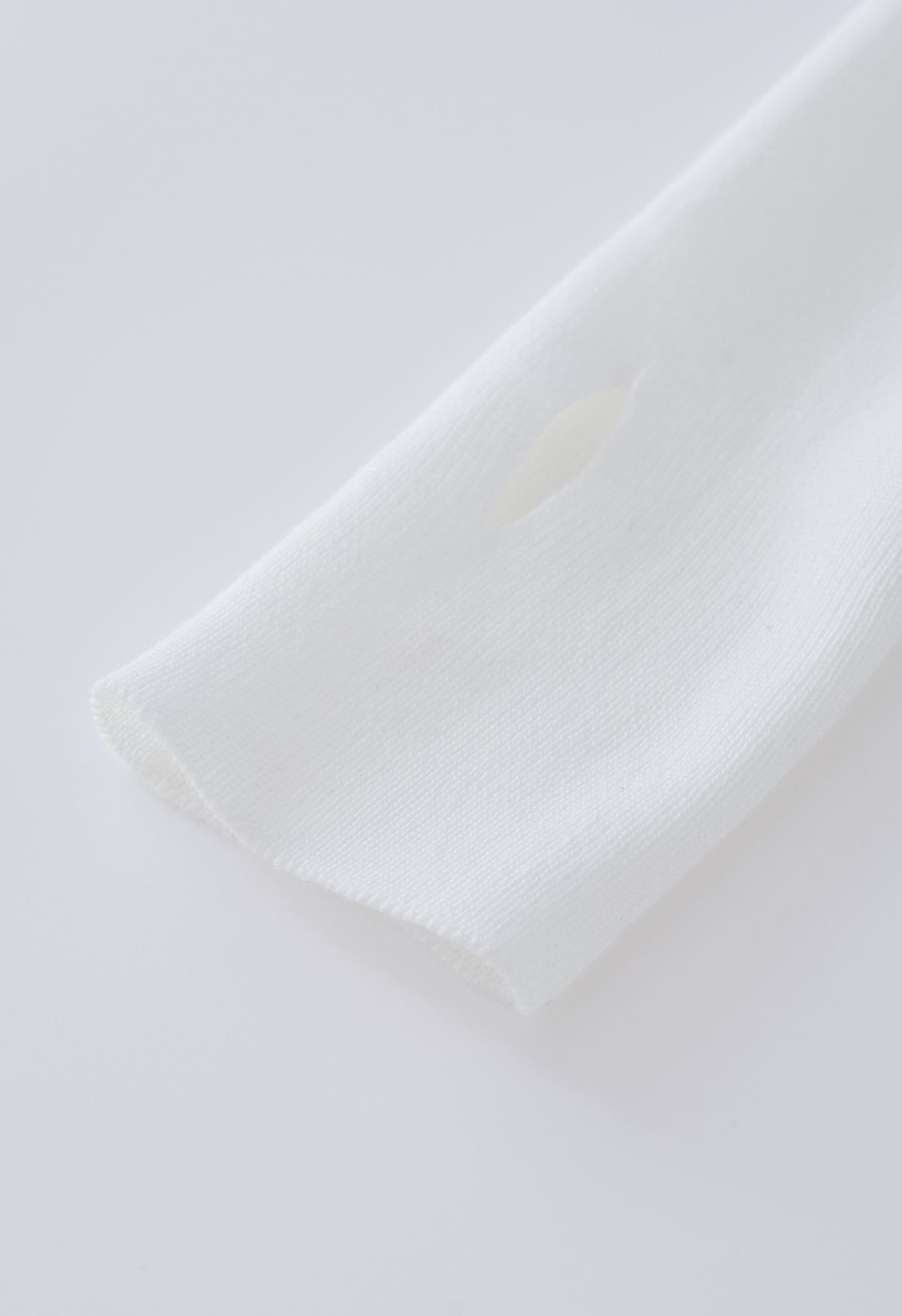 Top corto in maglia con fiocco da annodare in bianco