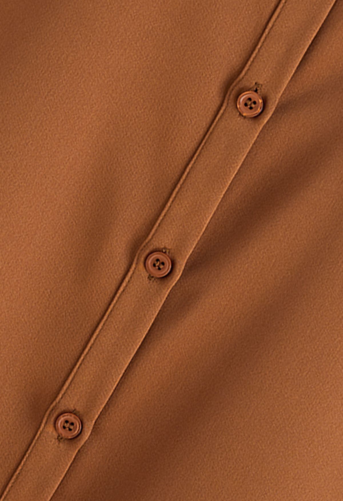 Camicia abbottonata con finitura satinata color caramello