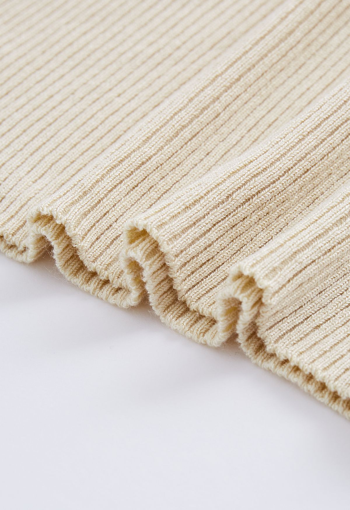 Maglione in morbida maglia aderente con giunture a coste color crema