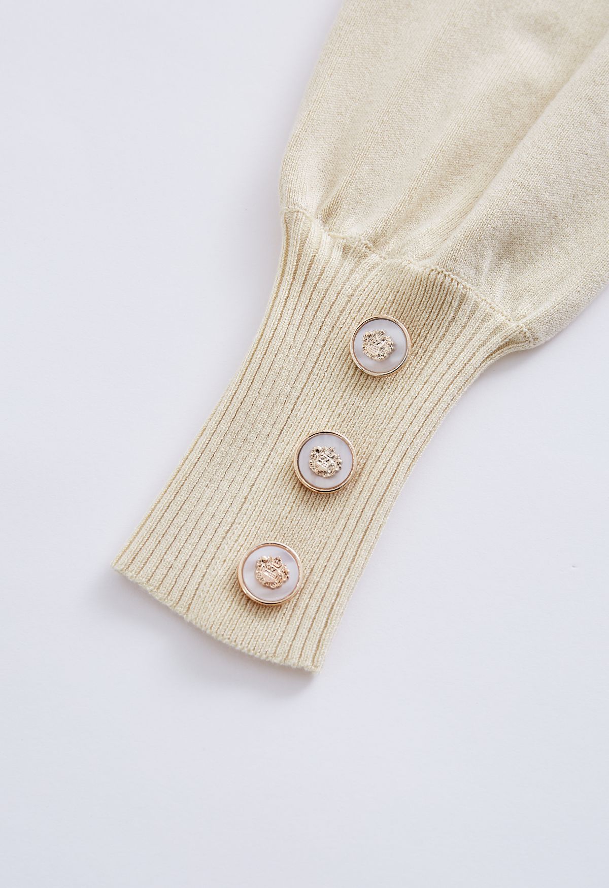 Maglione in morbida maglia aderente con giunture a coste color crema