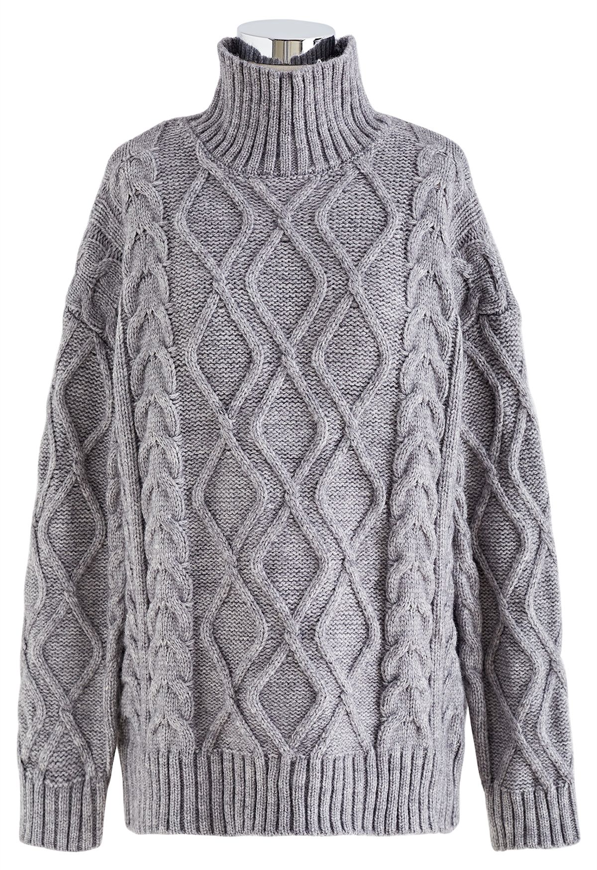 Maglione e pantaloncini in maglia intrecciata a collo alto in grigio