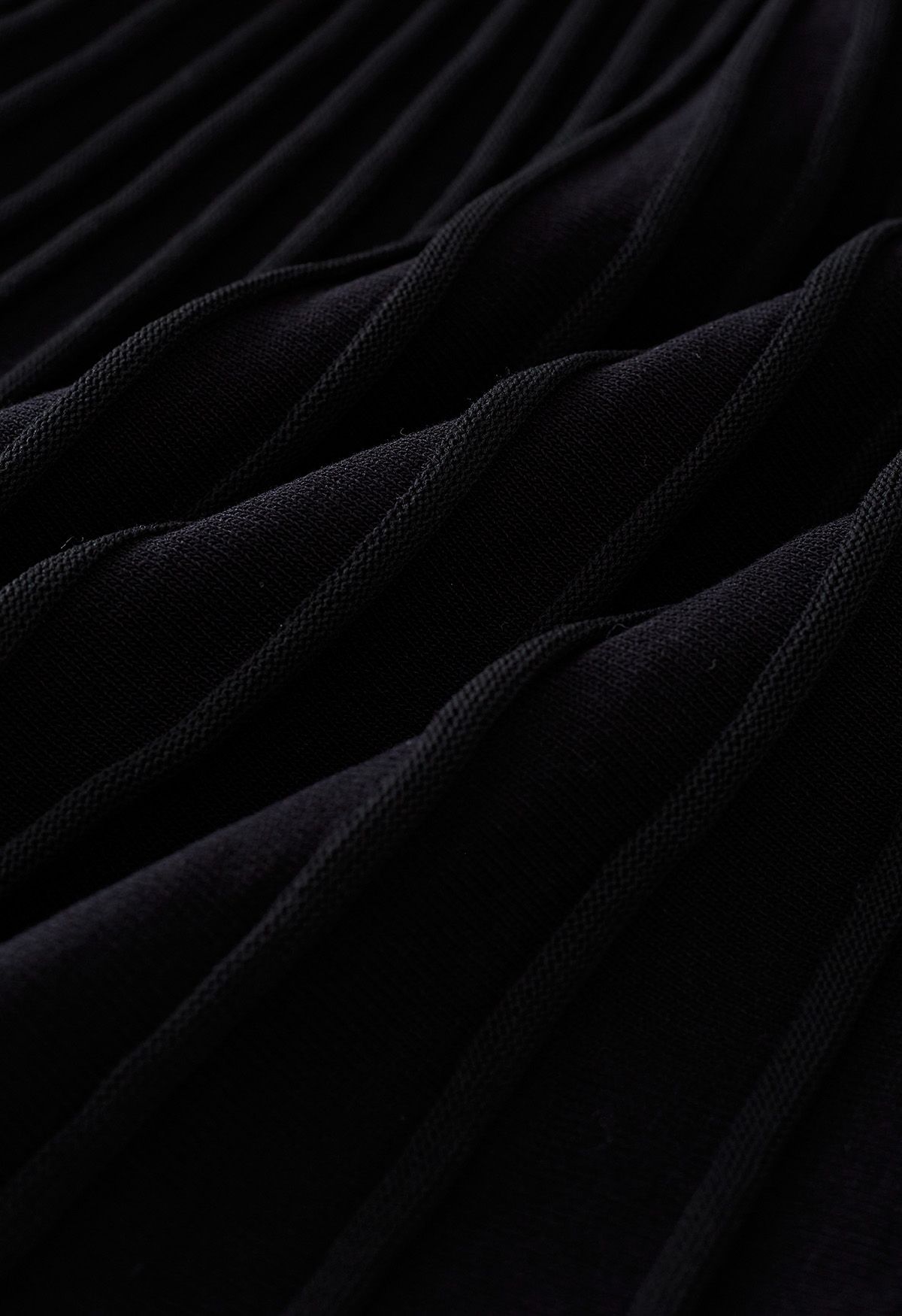 Abito in maglia plissettata in colore nero con cintura