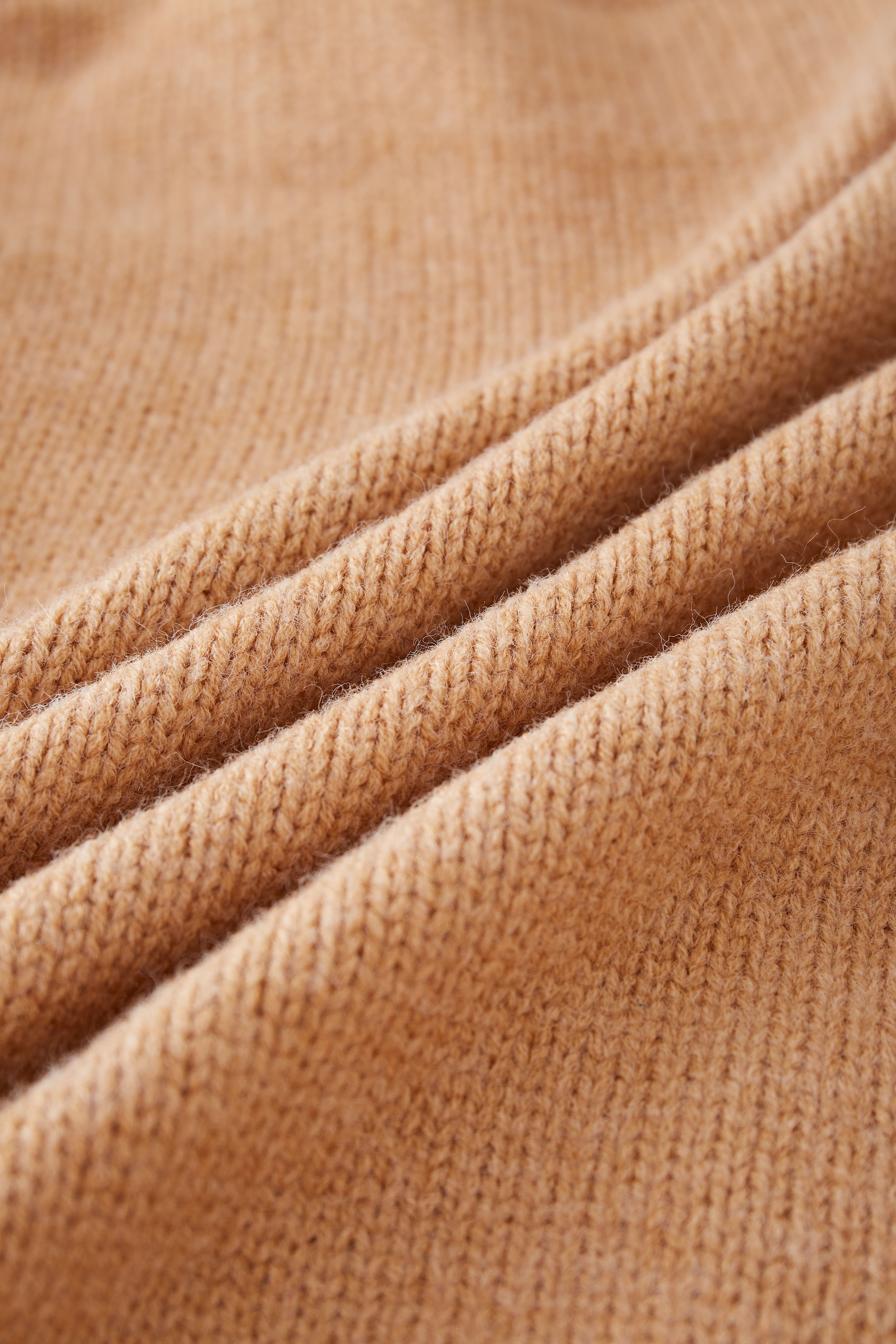 Maglione e pantaloncini in maglia intrecciata a collo alto in marrone chiaro