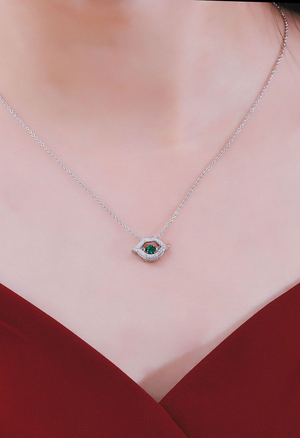 Collana con gemme di smeraldo a forma di labbro