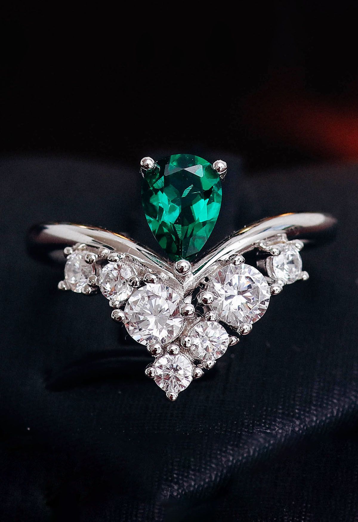 Anello di diamanti con pera e smeraldo