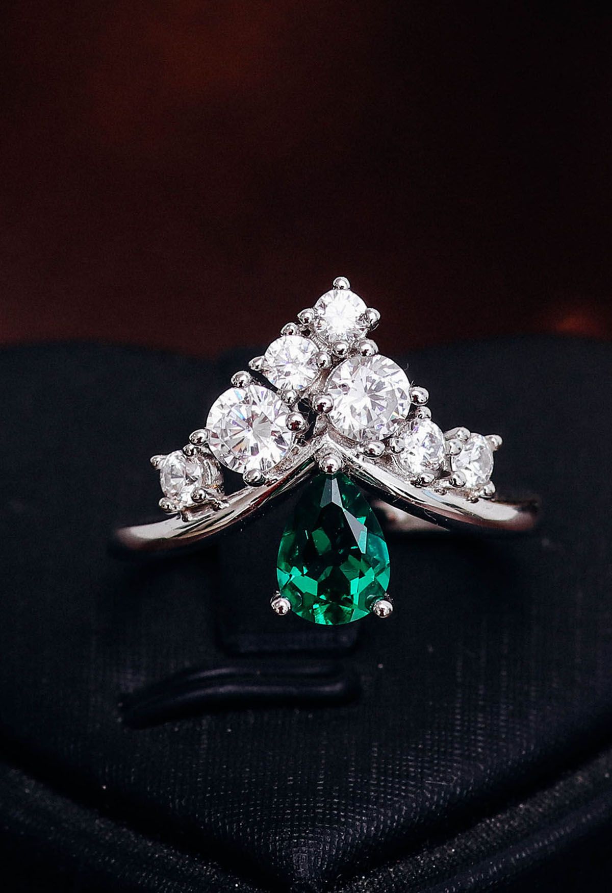 Anello di diamanti con pera e smeraldo