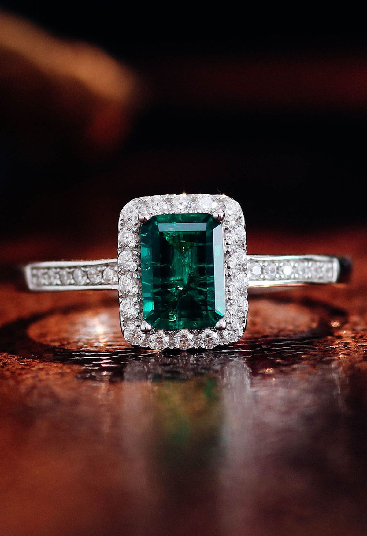 Anello con diamanti incastonati a canale con gemme di smeraldo