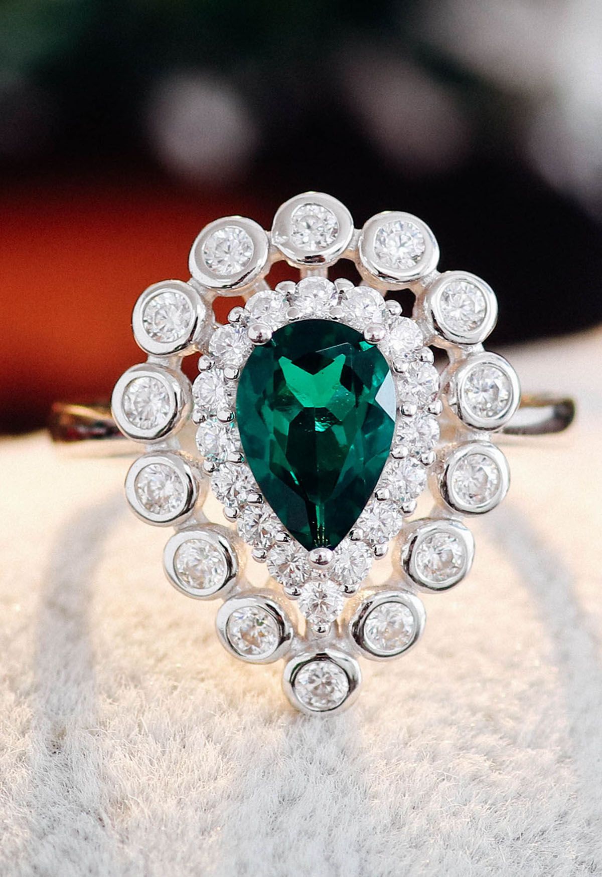 Anello con rifiniture di diamanti con gemme di smeraldo di pera